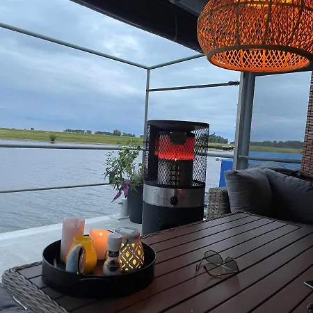 Vakantiehuis Comfortabele Woonark Met Binnen En Buiten Haard En Bbq!