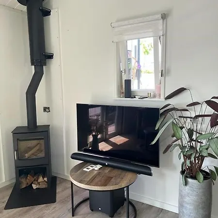 Vakantiehuis Comfortabele Woonark Met Binnen En Buiten Haard En Bbq! Nederhemert